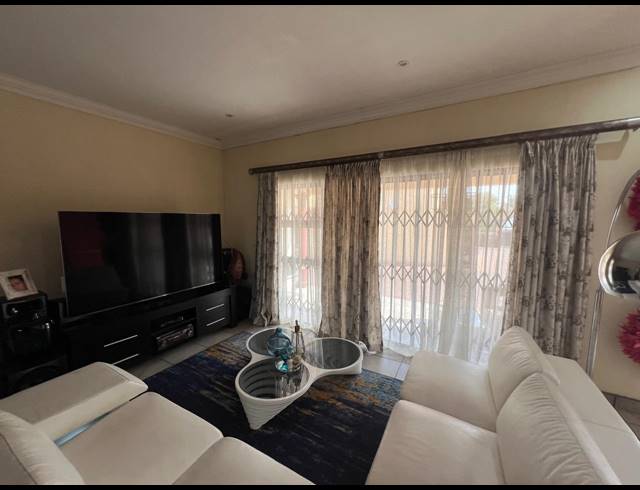 3 BEDROOM TOWNHOUSE FOR SALE IN HEIDELBERG CENTRAL